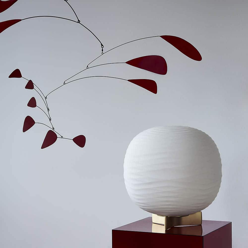 Gem lampada da tavolo in vetro soffiato in rilievo e acidato oro ambientata 1 Foscarini Prisma Light illuminazione consulenza e progettazione