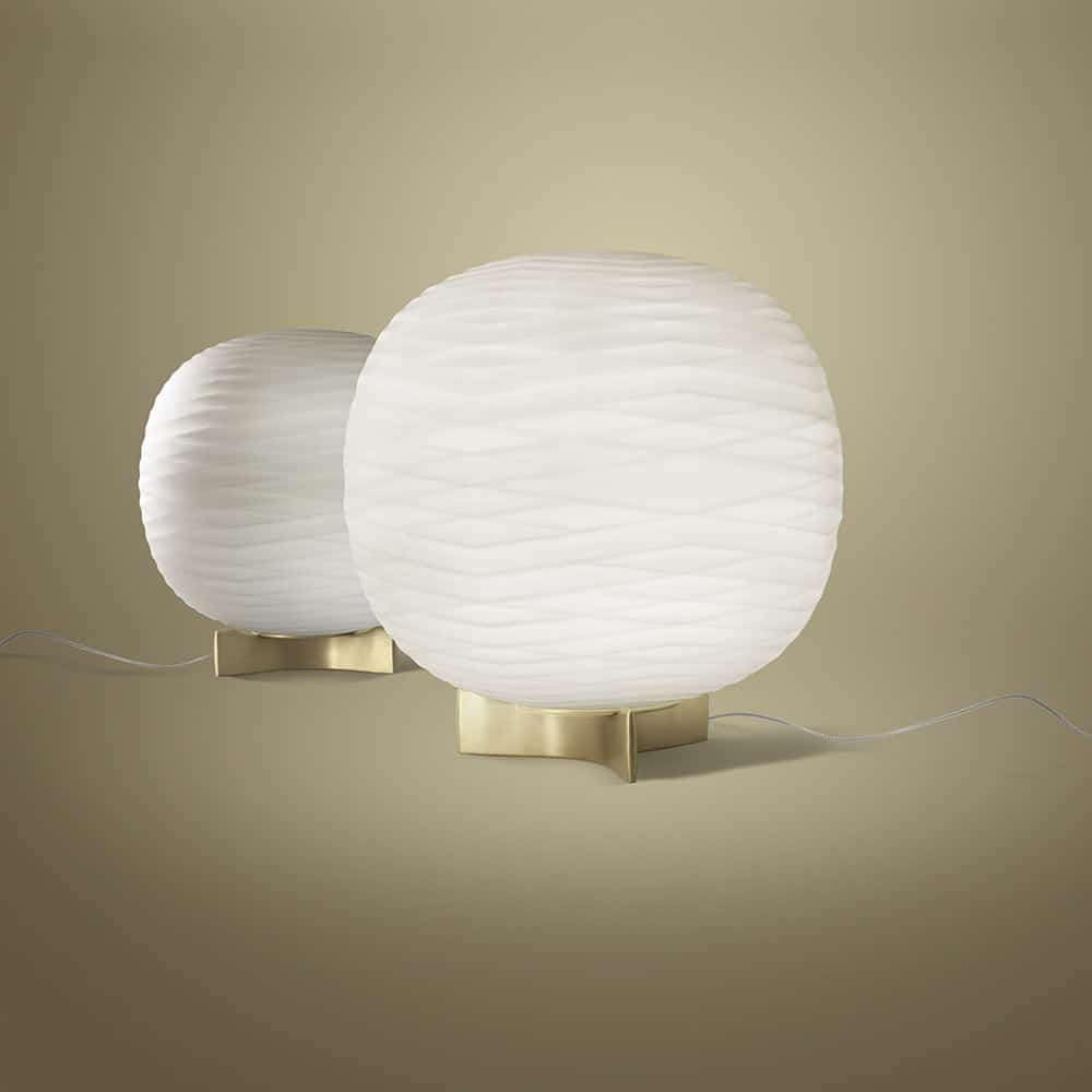 Gem lampada da tavolo in vetro soffiato in rilievo e acidato oro in coppia Foscarini Prisma Light illuminazione consulenza e progettazione