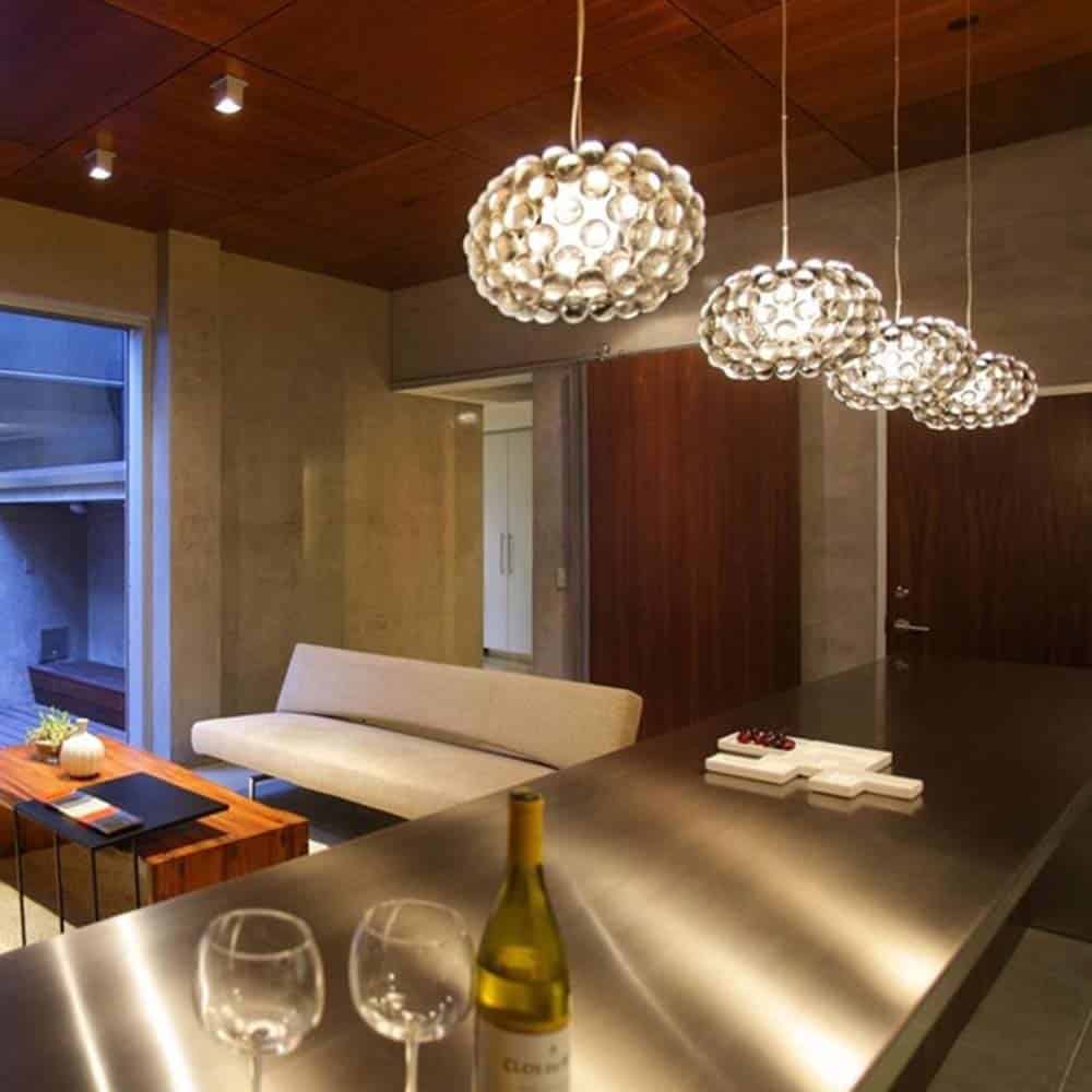 CABOCHE Plus Piccola Led sospensione colore Trasparente Ambientata in Living foscarini Prisma Light