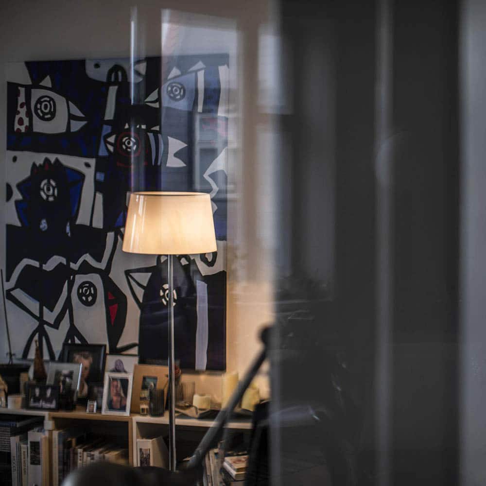 Lumiere XXL lampada da terra led in vetro ambientata 1 foscarini prisma light consulenza illuminotecnica store shop online