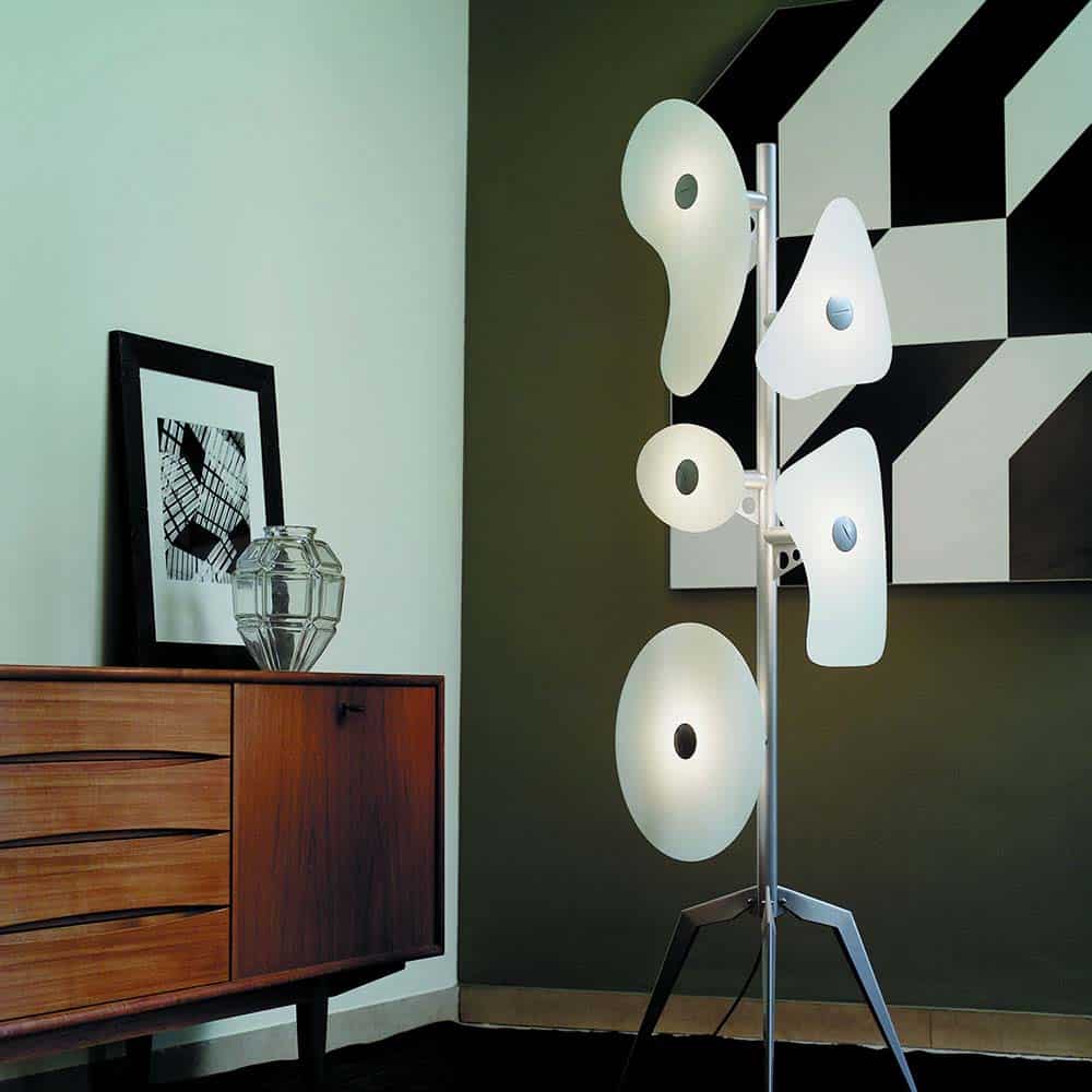 Orbital terra lampada da terra led in vetro serigrafato bianco ambientata Foscarini Prisma Light consulenza illuminotecnica shop online