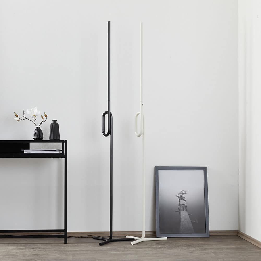 Tobia lampada da terra led integrato nei colori nero e bianco ambientata foscarini prisma light consulenza illuminotecnica store shop online