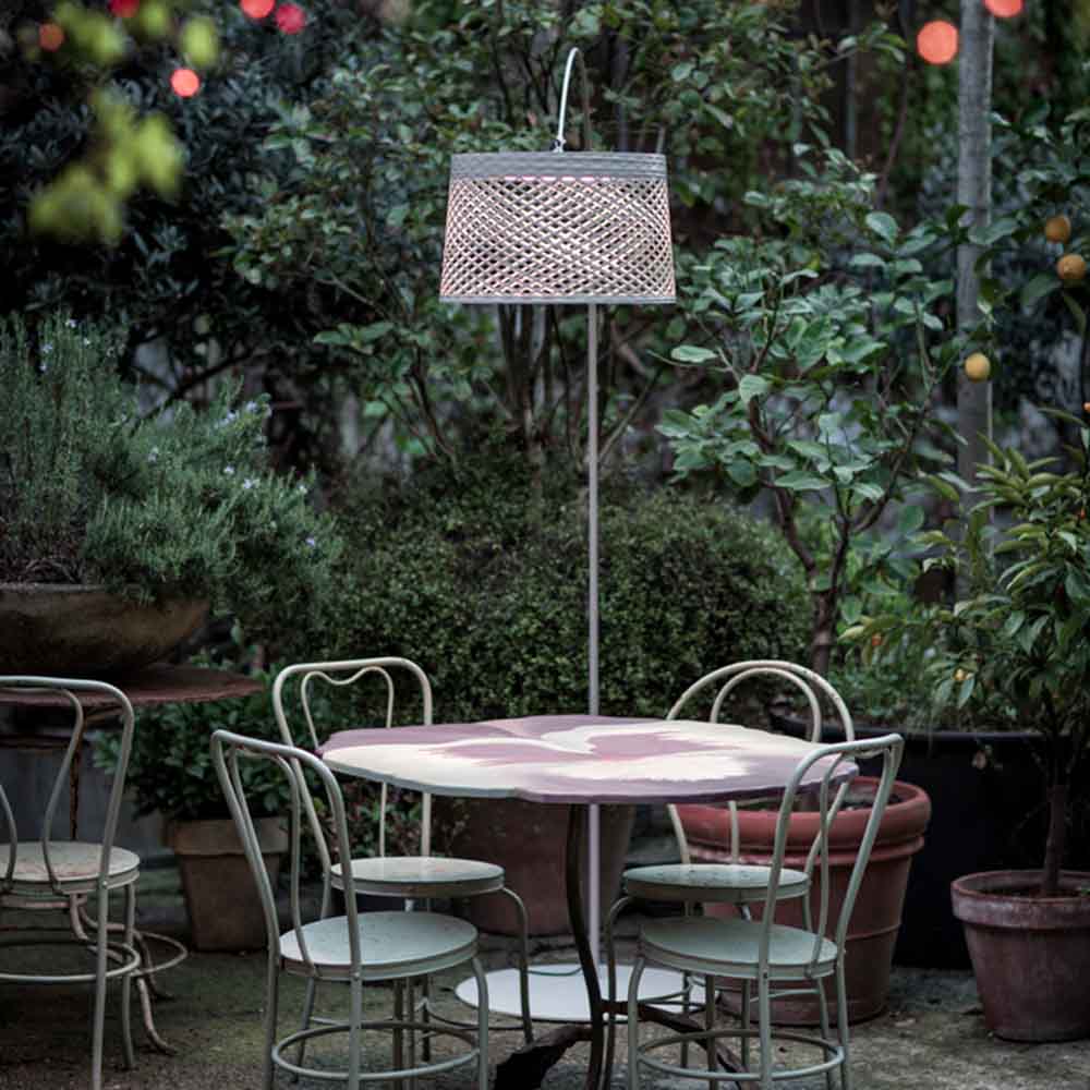 Twiggy-Grid Lampada da terra led-Foscarini ambientata in esterno prisma light store consulenza illuminotecnica shop online
