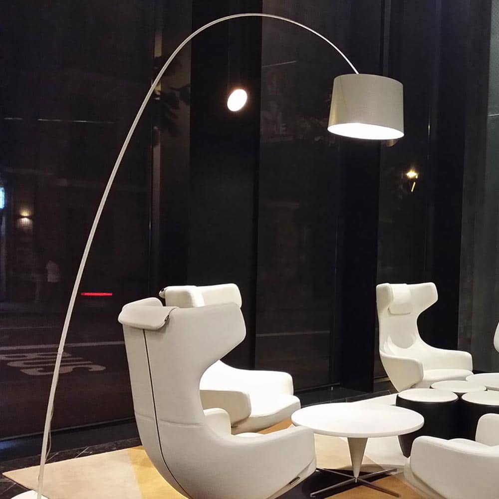 Twiggy lampada Da terra ad arco led integrato ambientata Foscarini Prisma Light consulenza illuminotecnica shop online