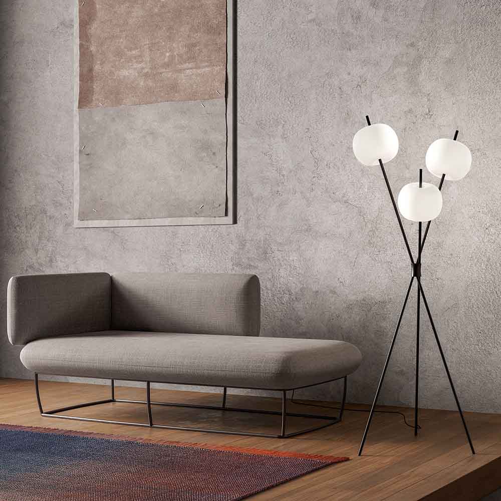 kushi Floor lampada da terra struttura in metallo nero sfere in vetro soffiato bianco opale ambientata Kdln Prisma Light consulenza illuminotecnica shop online