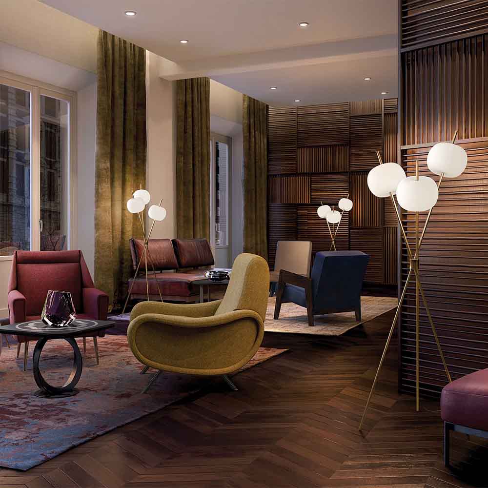 kushi Floor lampada da terra struttura in ottone sfere in vetro soffiato bianco opale ambientata Kdln Prisma Light consulenza illuminotecnica shop online