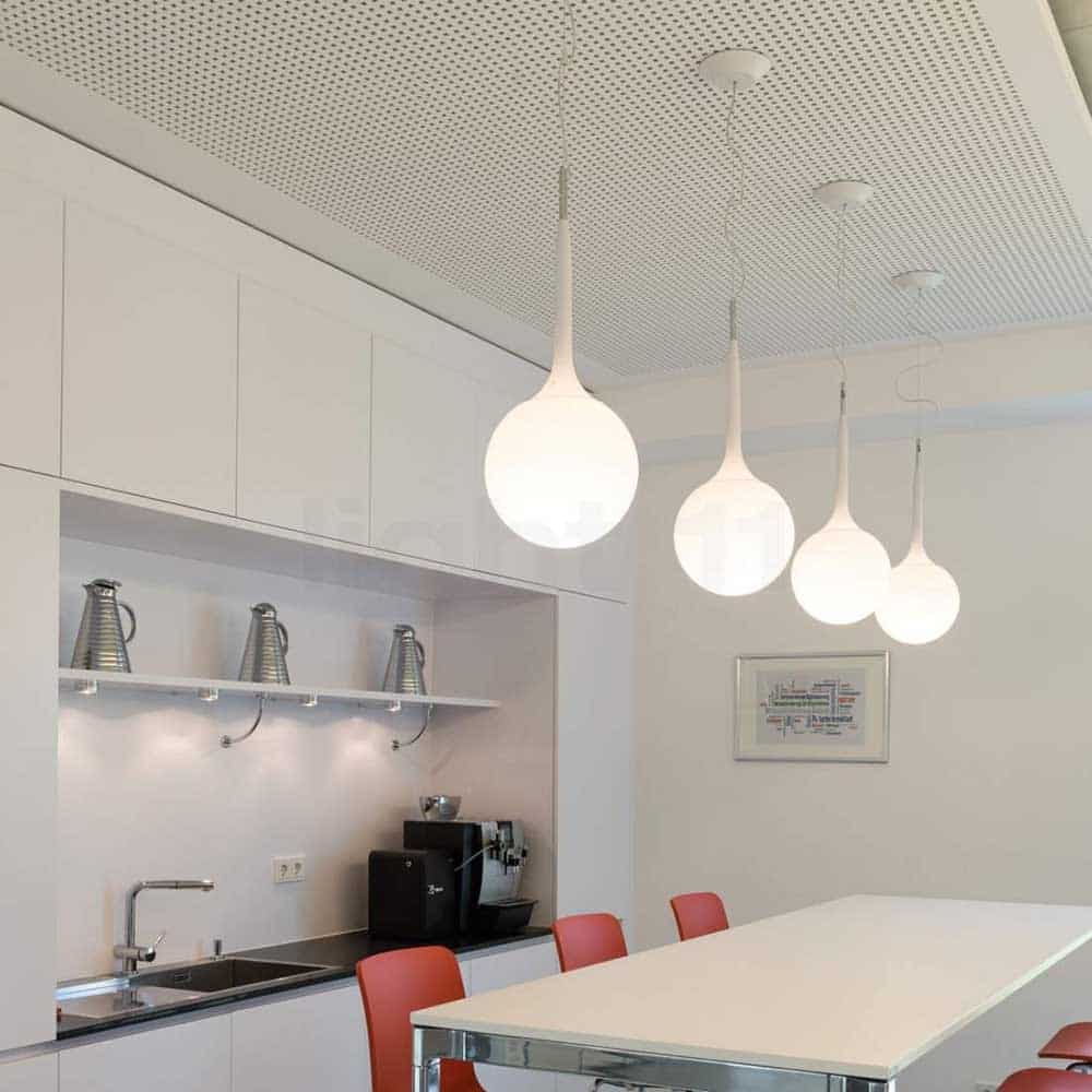 Castore -Sospensione-Led-Vetro-Soffiato-Bianco-Ambientata-Artemide-Prisma-Light-Store-Lampade-Noci