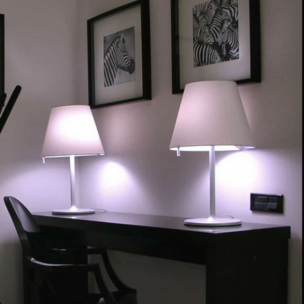 Melampo-Tavolo-Led-Tavolo-Grigio-Ambientata-Artemide-Prisma-Light-Stro-Lampade-Noci(1)