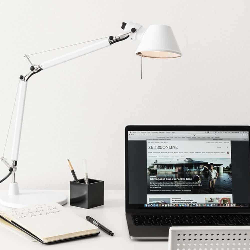 Tolomeo-Tavolo-Led-Bianco-Ambientata-Artemide-Prisma-Light-Store-Lampade-Noci(1)