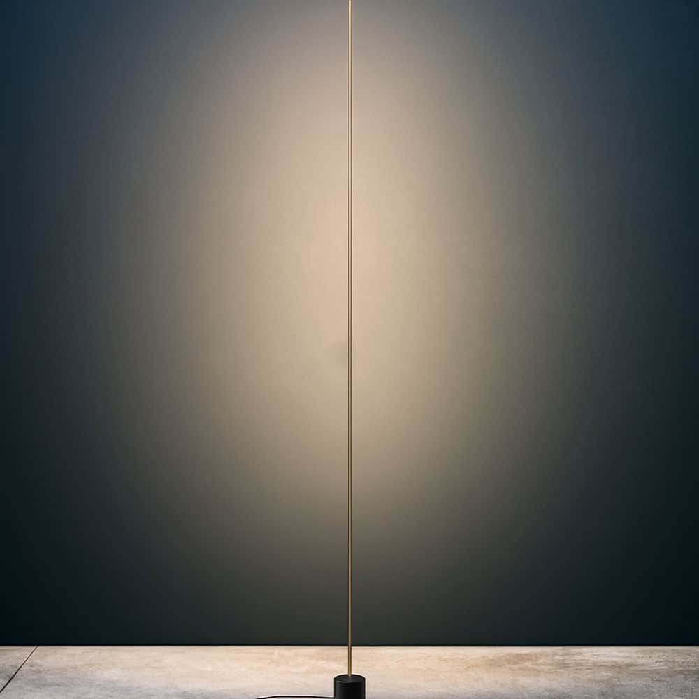Light-Stick-F-Terra-Led-Asta-Oro-Satinato-Base-Nera-Catellani-&-Smith-Prisma-Light-Store-Lampade-Noci