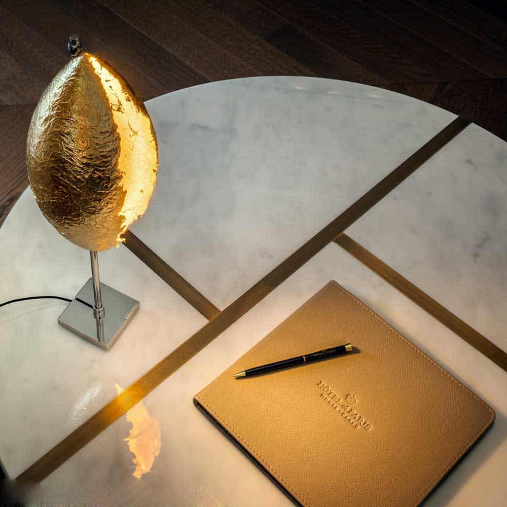 Postkrisi-10-Malagolina-Tavolo-Ambientazione-catellani-&-smith-Prisma-light-store-lampade-noci