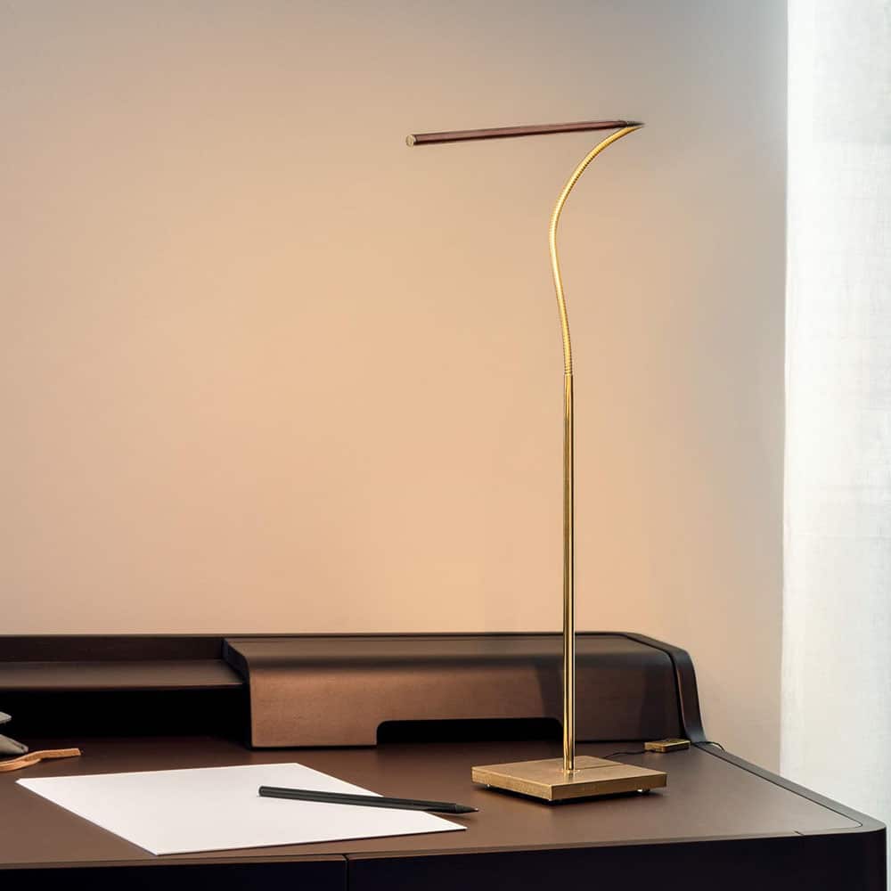 Lola T-Led-Tavolo-Ottone-Ambientata-Catellani-&-Smith-Prisma-Light-Store-Lampade-Noci