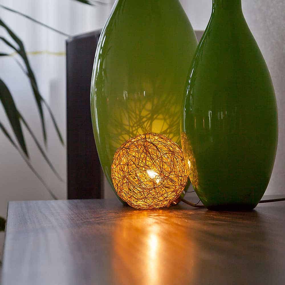 Sweet-Light-T-Tavolo-Ambientata-catellani-&-Smith-Prisma-Light-Store-Lampade-Noci(1)