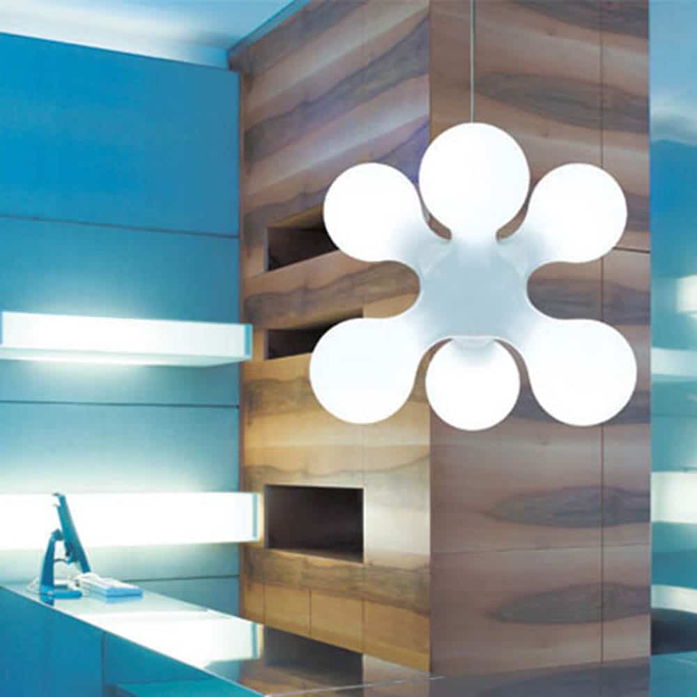 Atomium- Sospensione-Bianca-Ambientata-Kdln-Prisma-Light-Store-Lampade-Noci(3)
