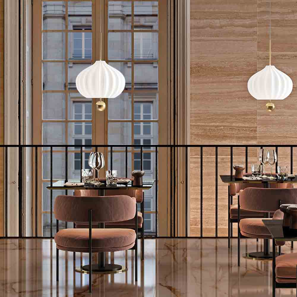 LILLI-Sospensione-Led-Vetro-Bianco-Struttura-Ottone-Ambientazione-Kdln-Prisma-Light-Store-lampade-Noci