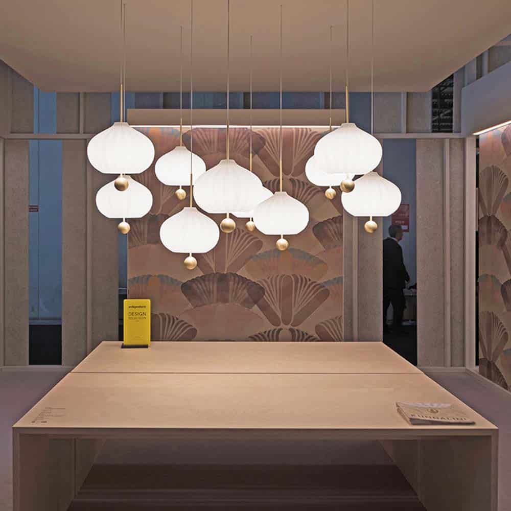 LILLI-Sospensione-Led-Vetro-Bianco-Struttura-Ottone-Ambientazione-Kdln-Prisma-Light-Store-lampade-Noci(1)