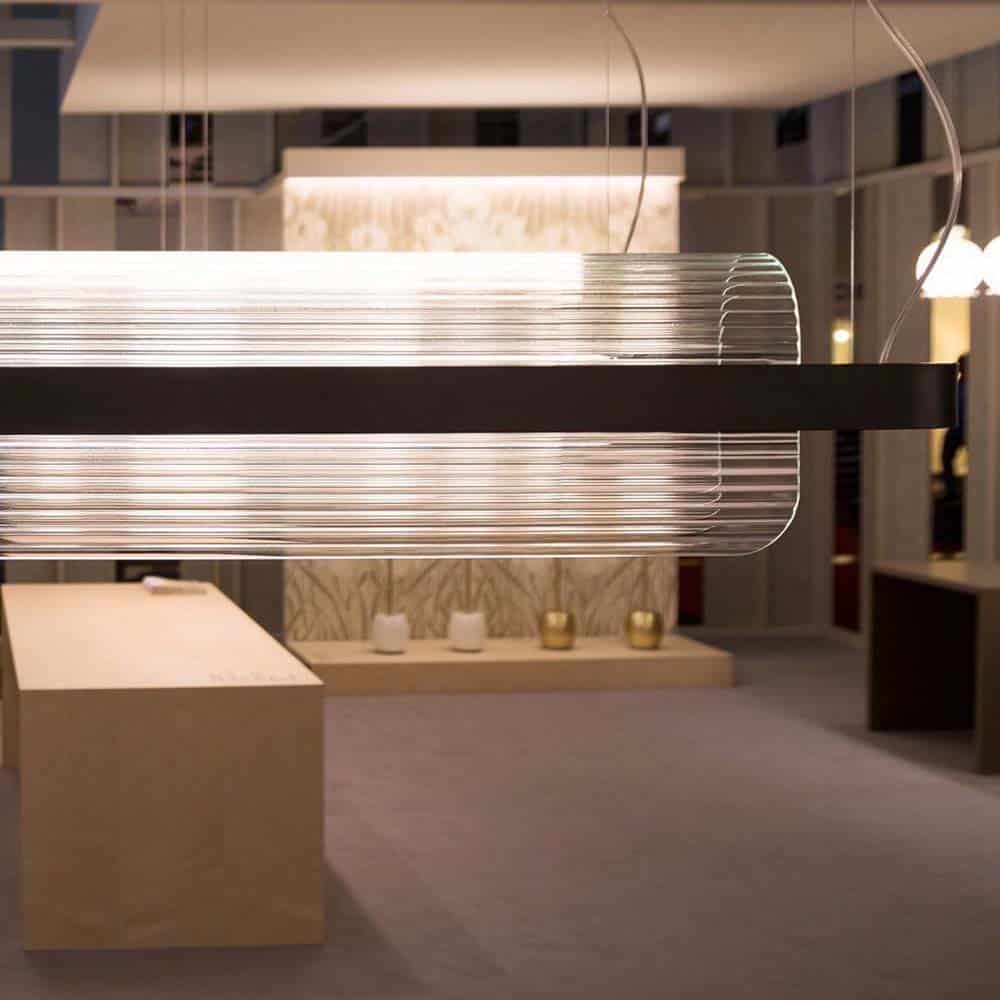 NAMI-Sospensione-Led-Vetro-Texturizzato-Trasparente-Struttura-Alluminio-Nero-Dettaglio-Kdln-Prisma-Light-Store-Lampade-Noci