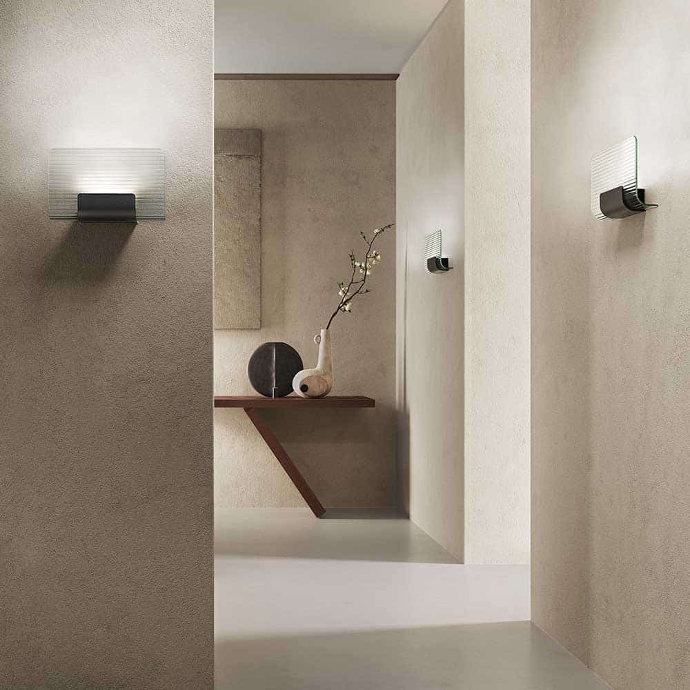 NAMI WALL-Led-Parete-Diffusore-Vetro-Texturizzato-Struttura-Verniciata-Nera-Ambientata-Kdln-Prisma-Light-Store-Lampade-Noci(1)