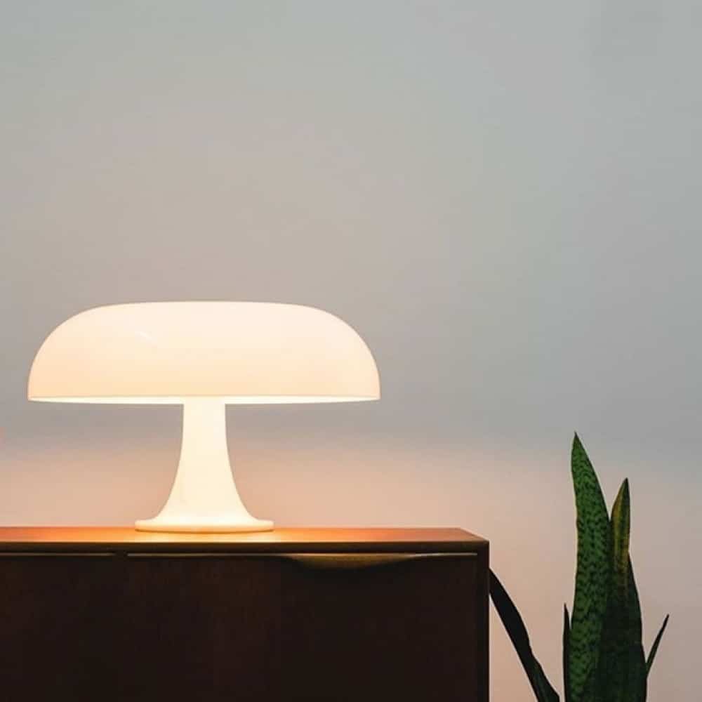 Nesso-Tavolo-Led-Bianco-Ambientata-Artemide-Prisma-Light-Store-Lampade-Noci