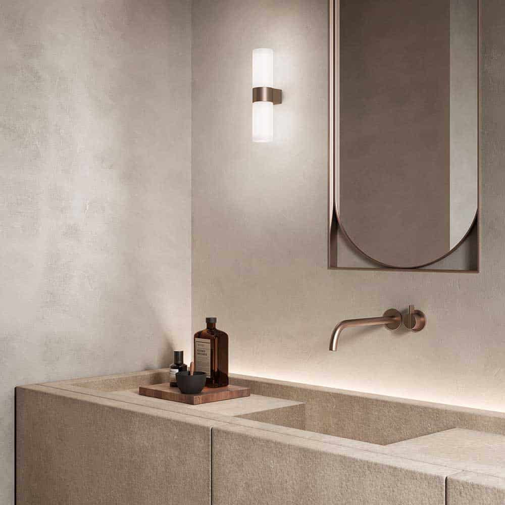 Pastilla Led Lampada da Parete Per Interni vetro bianco satinato struttura bronzo ambientata specchio bagno KDLN Prisma Light Store