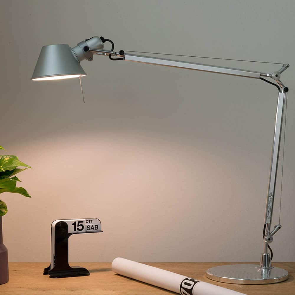 Tolomeo-Tavolo-Led-Alluminio-Ambientata-Artemide-Prisma-Light-Store-Lampade-Noci