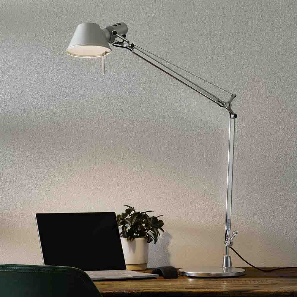 Tolomeo-Tavolo-Led-Alluminio-Ambientata-Artemide-Prisma-Light-Store-Lampade-Noci(1)