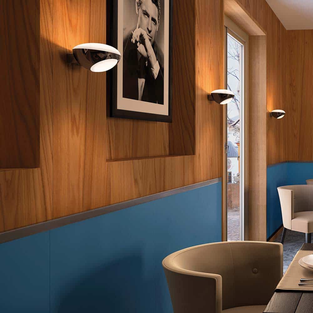 Tua-Parete-Led-Vetro-Acidato-Bianco-Struttura-Nera-Ambientata-Kdln-Prisma-Light-Store-Lampade-Noci