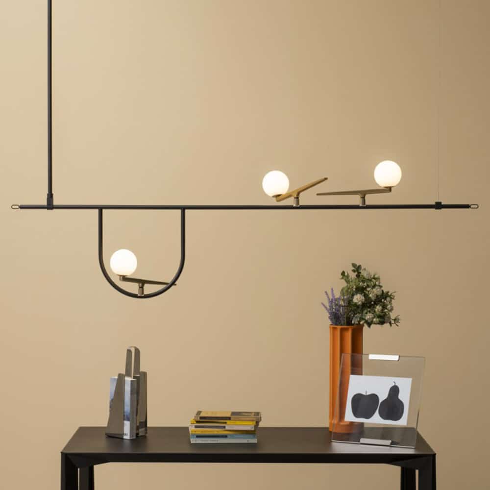 Yanzi-1-Suspension-Lampada-a-Sospensione-Led-Vetro-Bianco-Struttura-Ottone-e-Nero-Ambientata-Artemide-Prisma-Light-Store-Lampade-Noci