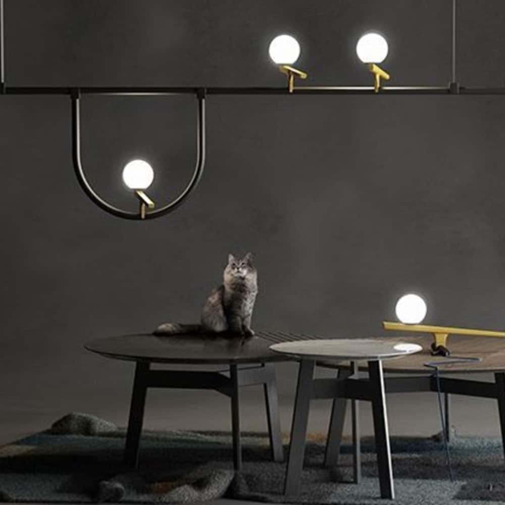 Yanzi-1-Suspension-Lampada-a-Sospensione-Led-Vetro-Bianco-Struttura-Ottone-e-Nero-Ambientata-Artemide-Prisma-Light-Store-Lampade-Noci(1)