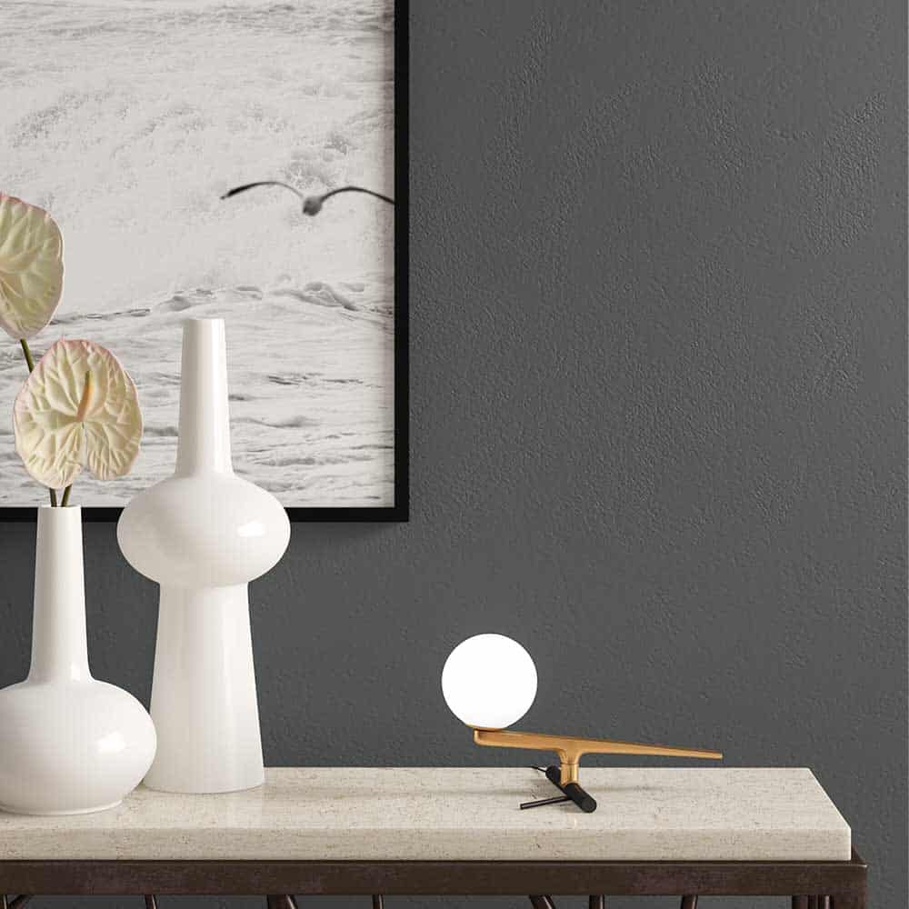 Yanzi-Table-Led-Vetro-Bianco-Struttura-Ottone-Ambientata-Artemide-Prisma-Light-Store-Lampade-Noci