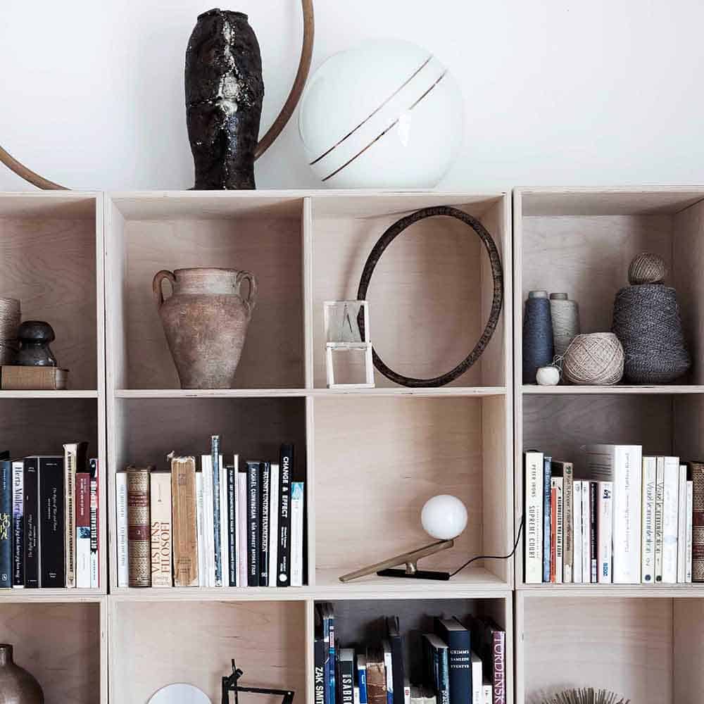 Yanzi-Table-Led-Vetro-Bianco-Struttura-Ottone-Ambientata-Artemide-Prisma-Light-Store-Lampade-Noci(2)