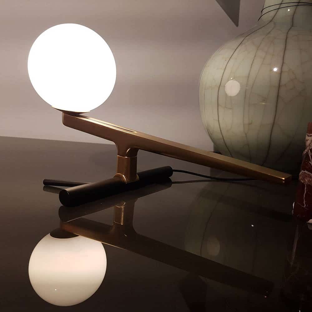 Yanzi-Table-Led-Vetro-Bianco-Struttura-Ottone-Ambientata-Artemide-Prisma-Light-Store-Lampade-Noci(3)