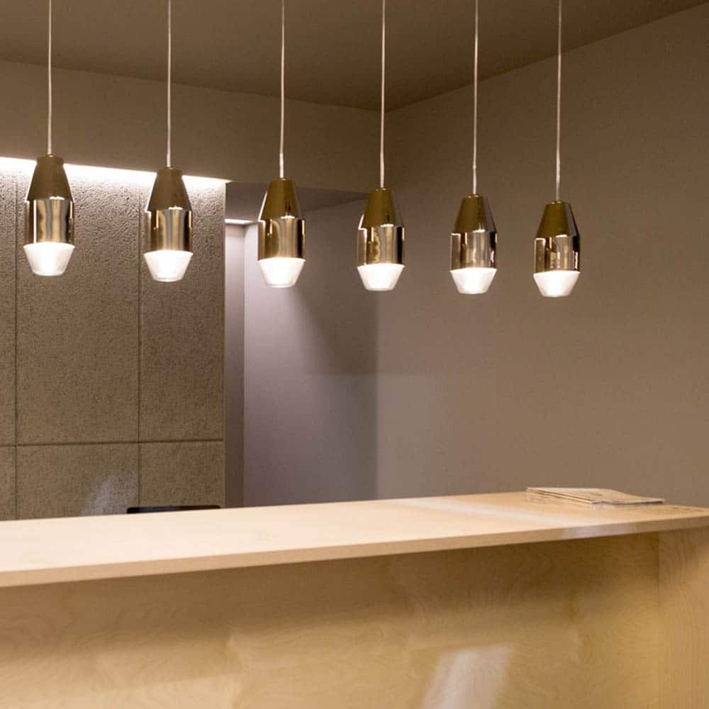 Yuma-Sospensione-Led-Ottone-Vetro-Satinato-Bianco-Ambientata-Kdl-Prisma-Light-Store-Lampade-Noci(1)