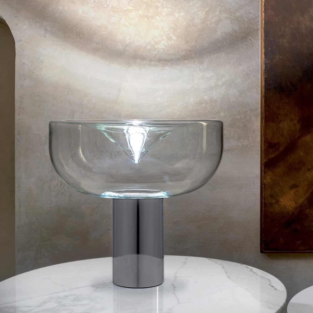 Aella T-Led-Tavolo-Struttura-Cromo-Lucido-Vetro-Trasparente-Ambientata-Leucos-Prisma-Light-Store-Lampade-Noci(1)