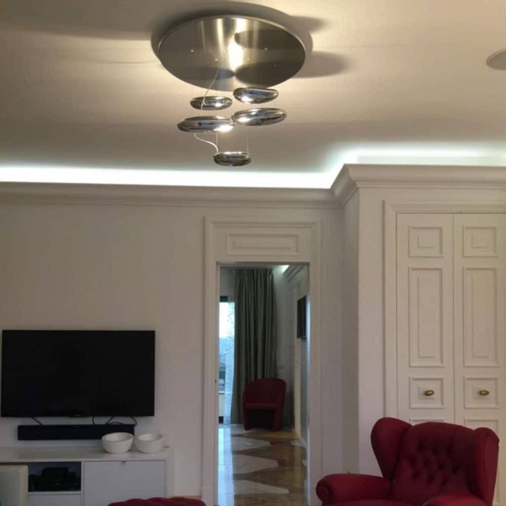Mercury-Mini-Led-Soffitto-Cromo-Lucido-Ambientata-Artemide-Prisma-Light-Store-Lampade-Noci