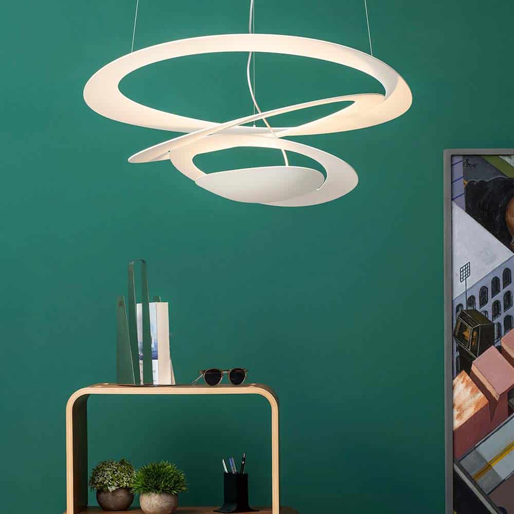 Pirce- Mini-Led-Sospensione-Bianco-Ambientata-Artemide-Prisma-Light-Store-Lampade-Noci
