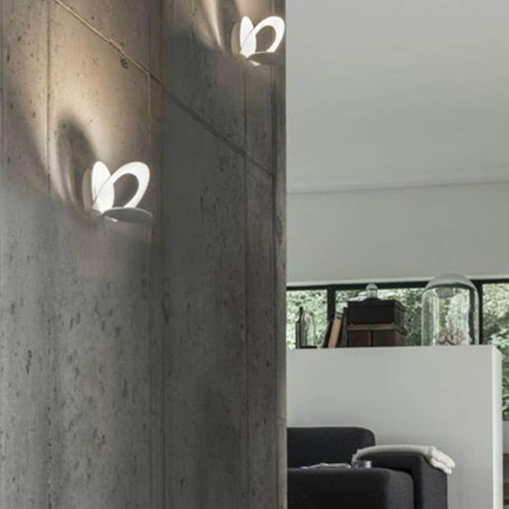 Pirce-Wall-Bianco-Parete-Ambientata-Artemide-Prisma-Light-Store-Lampade-Noci