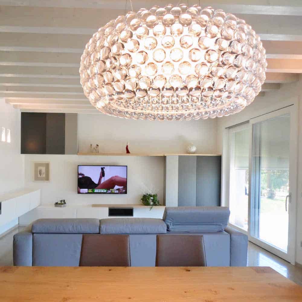 Caboche Plus Grande Led Lampada da Sospensione Trasparente Ambientata in Living Foscarini Prisma Light