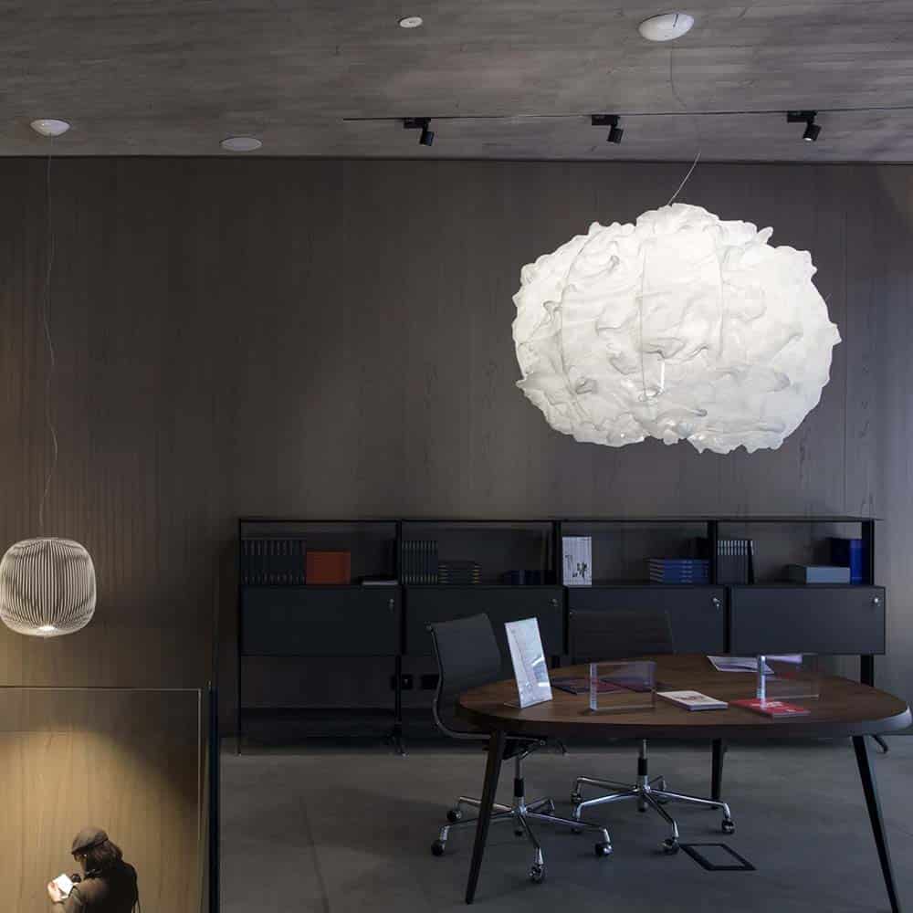 Nuée Sospensione Led Bianco Ambientata in Ufficio Foscarini Prisma Light