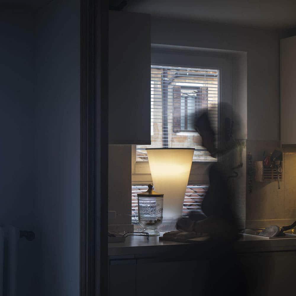 Soffio Lampada da Tavolo Led Bianco e Trasparente Ambientata Foscarini Prisma Light Store