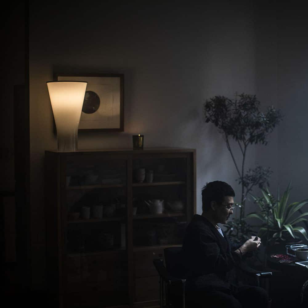 Soffio Lampada da Tavolo Led Bianco e Trasparente Ambientata Living Foscarini Prisma Light Store