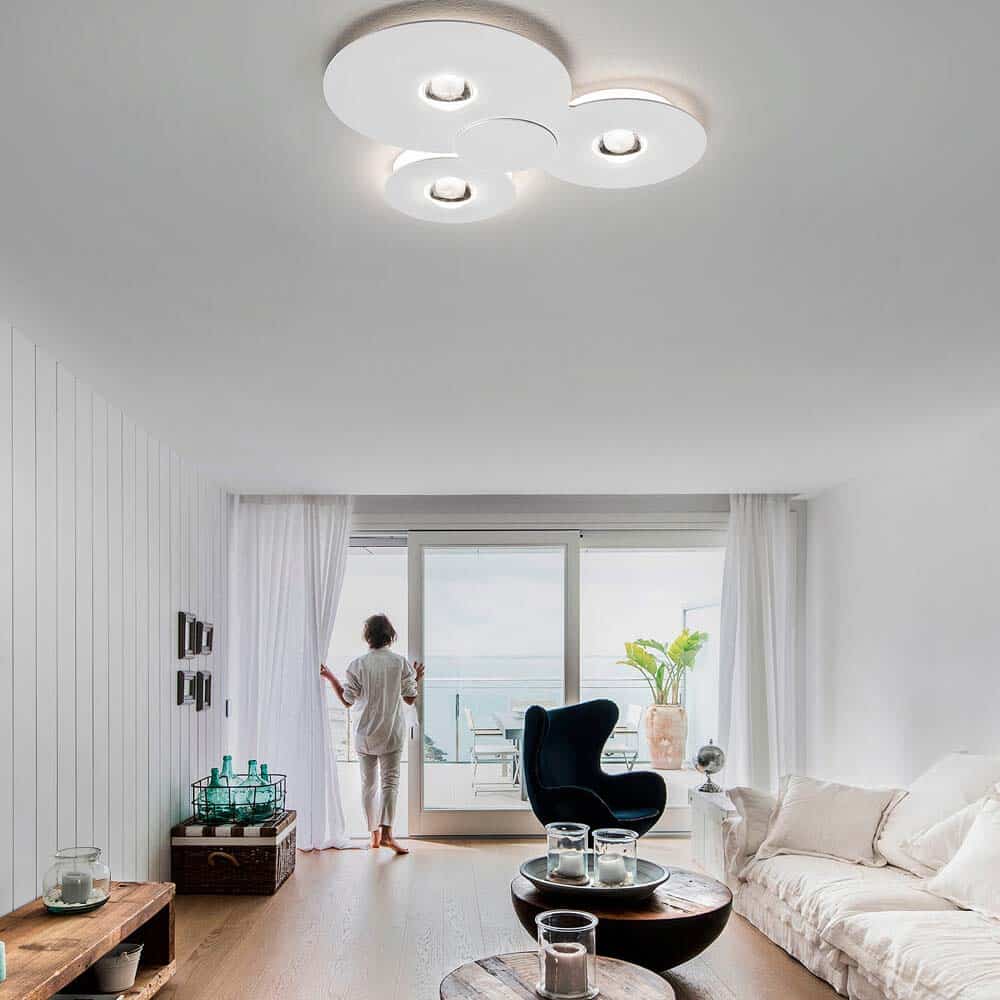 Bugia-Triple-Parete-Soffitto-Led-2700K-O-3000K-Corpo-Lampada-Bianco-Lodes-Prisma-Light-Ambientata-Zona Living