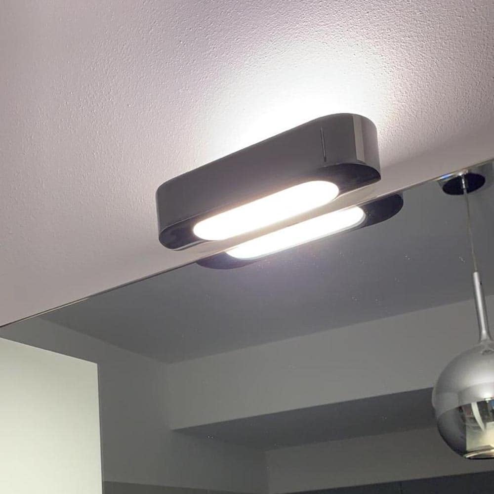 Talo Led Wall Lampada Da Parete Colore Cromo Lucido Artemide Ambientata su specchio Prisma Light