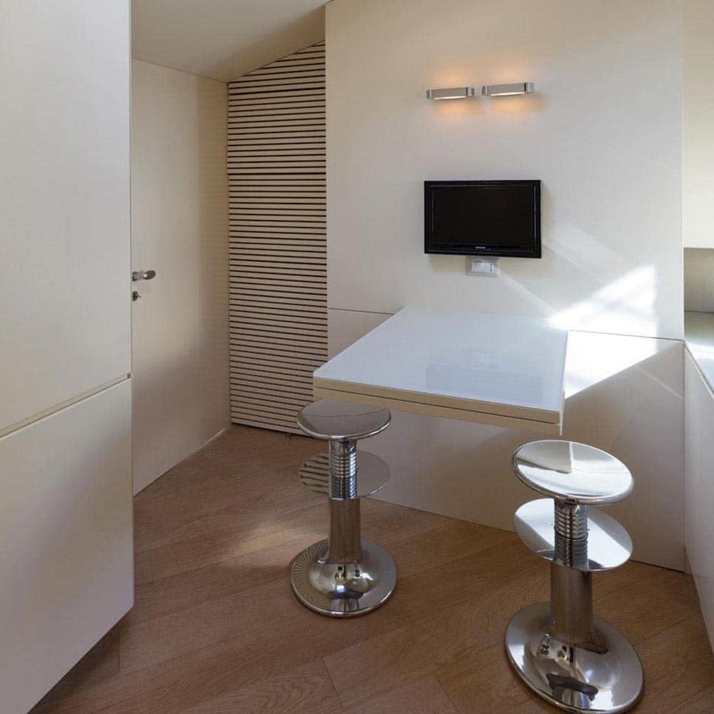 Talo Led Wall Lampada Da Parete Colore Cromo Lucido Artemide Ambientata in Living Prisma Light Store