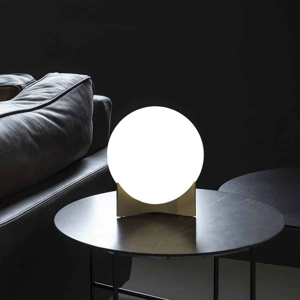 Oscar Novità 2021 Lampada da Tavolo Led Attacco E14 Vetro Satinato Bianco Base Ottone Ambientata Terzani L Luce Pensata Prisma Light Store