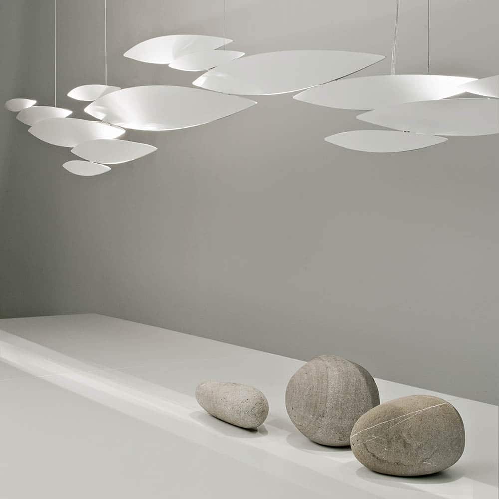 I Lucci Argentati Large Lampada a Sospensione Con Led Integrato Bianco Ambientata Terzani La Luce Pensata Prisma Light Consulenza Illuminotecnica Store Lampade