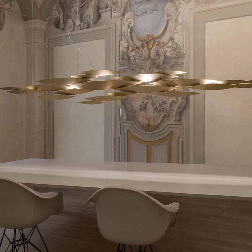 I Lucci Argentati Large Lampada a Sospensione Oro Spazzolato Ambientata Terzani La Luce Pensata Prisma Light Consulenza Illuminotecnica Store Lampade
