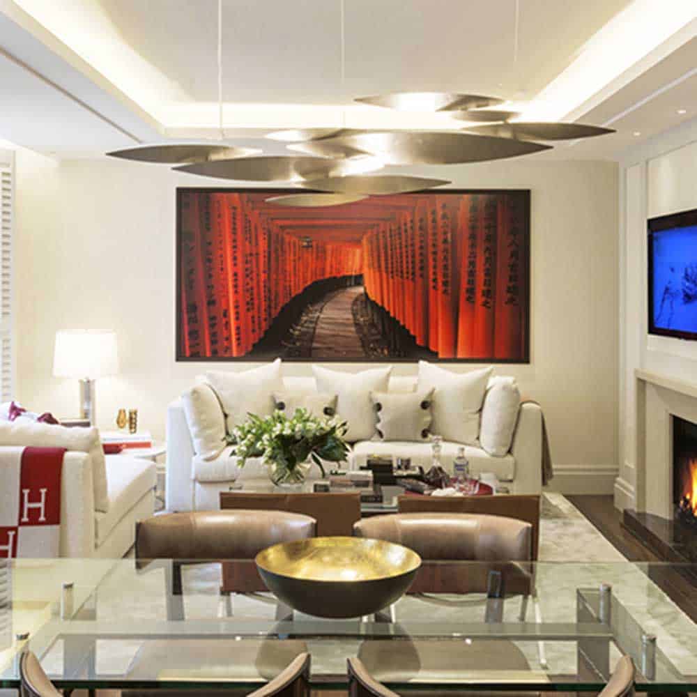 I Lucci Argentati Medium Lampada a Sospensione Con Led Integrato Oro Spazzolato Su Tavolo Salone Terzani La Luce Pensata Prisma Light Consulenza Illuminotecnica Store Lampade