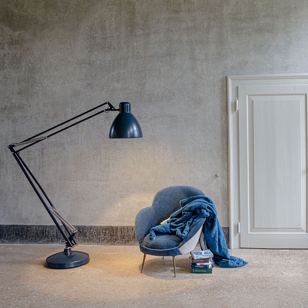 JJ-Big-Floor-Indoor-Lampada-da-terra-led-Ambientata-Alluminio-Acciaio-Leucos-Prisma-Light-Consulenza-Illuminotecnica-Shop online