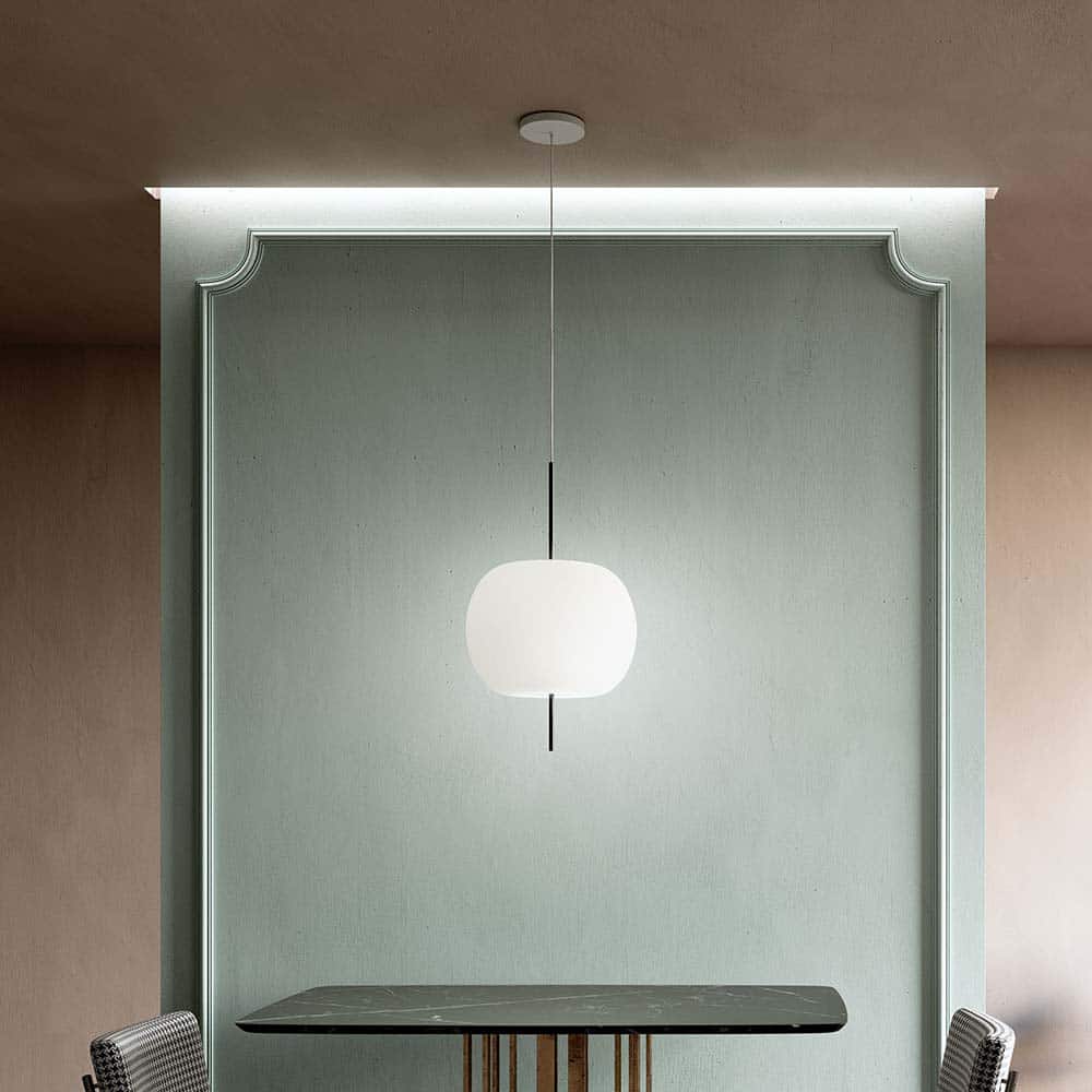 Kushi 33 Suspension lampada a sospensione in vetro soffiato opalino asta nera ambientata Kdln Prisma Light Consulenza Illuminotecnica shop online store